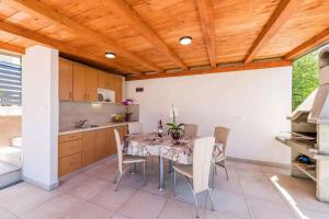 Φωτογραφία από το άλμπουμ του Apartments in Povile 39105 σε Povile