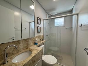 Koupelna v ubytování Residencial Luize - Apto para 8 Pessoas na Praia de Palmas a 300m do mar + 8 fotografií