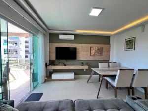 TV a/nebo společenská místnost v ubytování Residencial Luize - Apto para 8 Pessoas na Praia de Palmas a 300m do mar