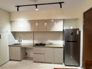 Η κουζίνα ή μικρή κουζίνα στο Serene LakeView Studio Apartment at Hiranandani Estate, Thane