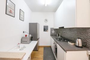 Η κουζίνα ή μικρή κουζίνα στο Olimpico Chic Home - Free Parking, Balcony, AC, Wi-Fi