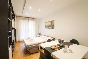 Ένα ή περισσότερα κρεβάτια σε δωμάτιο στο Olimpico Chic Home - Free Parking, Balcony, AC, Wi-Fi