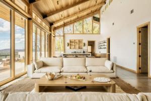 Posezení v ubytování The Glass Frame - Peak Elegance & Luxury