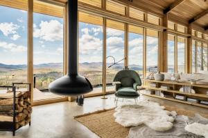 Nespecifikovaný výhled na hory nebo výhled na hory při pohledu z chaty