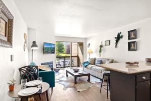 Χώρος καθιστικού στο SNOWCREST 205 condo