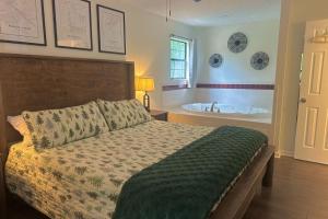 En eller flere senge i et værelse på Smoky Snuggle Spot