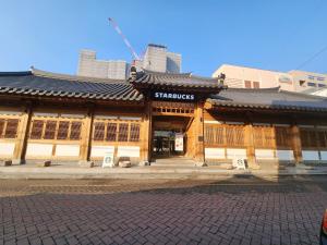 een gebouw met een bord aan de voorgevel bij Bandal Stay in Daegu in Daegu