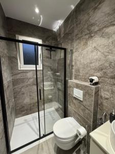 ドゥラスにあるVilla Giovanniのシャワーとトイレ付きのバスルーム +17枚の写真