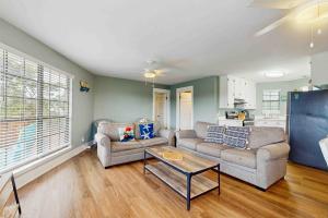 Una sala de estar con dos sofás y una mesa. en Sea Shell - Unit A, en Gulf Shores