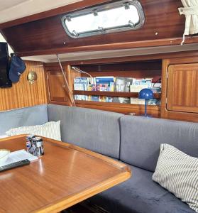 Photo de la galerie de l'établissement Veludstyret båd, med indbygget varme og gratis Wifi, à Fåborg 30 autres photos