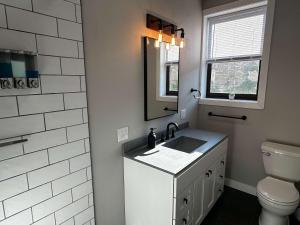 un baño con lavabo e inodoro en Downtown Minimalist Apartment, en International Falls