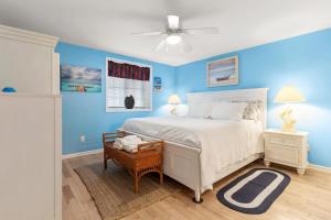 Ένα ή περισσότερα κρεβάτια σε δωμάτιο στο Stay Steps from Beach with Pool AC Parking
