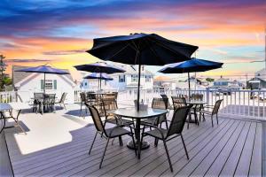 Μπαλκόνι ή βεράντα στο Stay Steps from Beach with Pool AC Parking