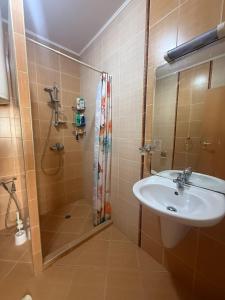 Ένα μπάνιο στο Lovely 2 bedroom 2 bath condo with View and a Pool