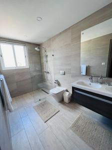 プンタ・カナにあるComfortable 1BDR in Cana Pearl with Lake/Golf Viewの浴槽、トイレ、洗面台を備えたバスルーム +15枚の写真