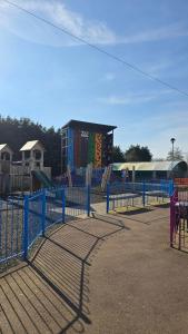 Herní místnost nebo prostor pro děti v ubytování Cozy Family Caravan Skegness Holiday Park