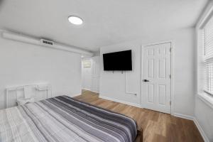 Postel nebo postele na pokoji v ubytování Bloomfield Pittsburgh D Stylish and Cozy Private Bedroom, Shared Bathroom, with Free Parking
