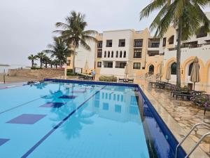 a view of the pool at the resort at Hawana VIP Appartment in Ma‘mūrah