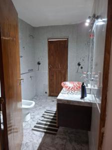 ein Badezimmer mit Badewanne, Waschbecken und Toilette in der Unterkunft Casa de campo San Agustín in Cerrillos