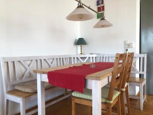 una mesa con dos sillas y una manta roja. en Urlaubsort Fränkisches Seenland, en Haundorf