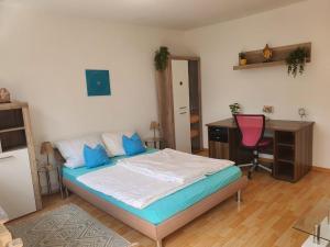 Un dormitorio con una cama y un escritorio y un escritorio. en Urlaubsort Fränkisches Seenland, en Haundorf