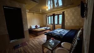 En eller flere senge i et værelse på Assad Resorts