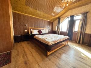 una camera da letto con un letto in una stanza con pareti in legno di Assad Resorts a Srinagar