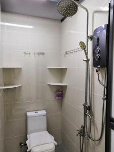 バトゥパハにあるT'garden Homestayのトイレとシャワー付きのバスルーム +14枚の写真