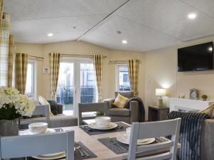 a living room with a table and chairs at Rosie's Retreat - Uk46724 in Bridlington