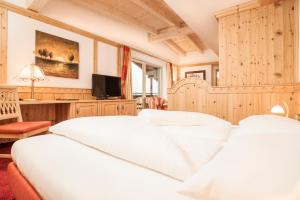 Postel nebo postele na pokoji v ubytování Hotel Alpenhof Kristall