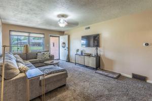 un soggiorno con un divano e un tavolo di Spacious Home - Pet Friendly with Fenced Backyard a Del City