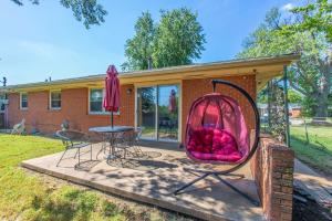 un patio con tavolo, sedie e una casa di Spacious Home - Pet Friendly with Fenced Backyard a Del City