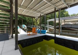 Πισίνα στο ή κοντά στο Dockside Dreams Best Game and Movie Room at the Lake