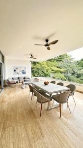 ein Wohnzimmer mit Tisch und Stühlen in der Unterkunft Casa Las Ballenas - 3 bedroom Las Terrenas in Las Terrenas