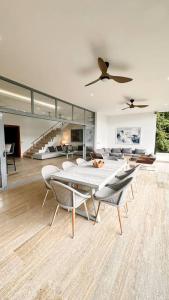 ein Wohnzimmer mit einem weißen Tisch und Stühlen in der Unterkunft Casa Las Ballenas - 3 bedroom Las Terrenas in Las Terrenas + 46 Fotos