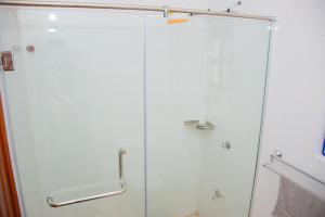 Ένα μπάνιο στο Cozy 1 bedroom getaway in section 58, lake Nakuru views