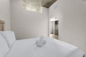 En eller flere senge i et værelse på Channelside - Near Everything in Tampa! Ybor DT + 16 billeder