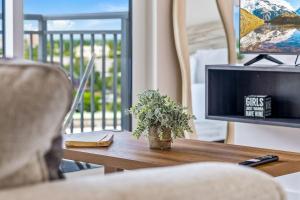 Et tv og/eller underholdning på Stunning Studio - New and Luxury with Free Parking!