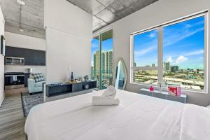 En eller flere senge i et værelse på 14th Floor SkySuite - DT Views! with Pool & Gym + 17 billeder