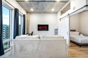 En eller flere senge i et værelse på Amazing view Channelside Mins to DT + 21 billeder