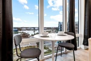 een tafel en twee stoelen voor een groot raam bij Channelside Remote Work Amazing View in Tampa