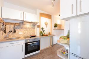 Kuchyň nebo kuchyňský kout v ubytování "Ferienwohnung Ess" - Annehmlichkeiten von 4-Sterne Familien-und Wellnesshotel Viktoria können mitbenutzt werden + 11 fotografií