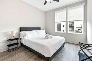 En eller flere senge i et værelse på Channelside Amazing View 2BD + 22 billeder