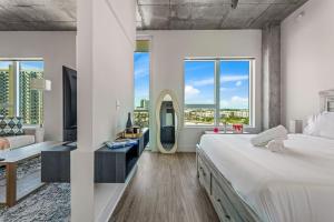 En eller flere senge i et værelse på Channelside High Rise Perfect for Remote Work + 15 billeder