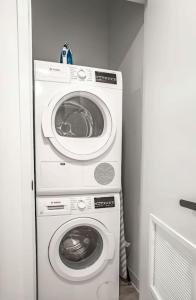 a washing machine and a washer in a room at Downtown Ybor Studio Escape Free Pool in Tampa
