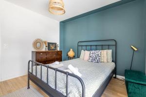 Ένα ή περισσότερα κρεβάτια σε δωμάτιο στο 80sqm flat, terrasse and parking near Metro