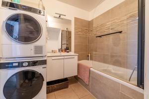 Ένα μπάνιο στο 80sqm flat, terrasse and parking near Metro +17 φωτογραφίες