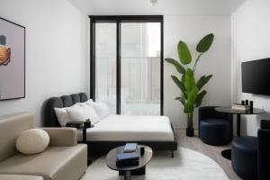 タンパにあるYbor 2BD Haven Free Pool Close to DTのソファとテーブルのあるリビングルーム