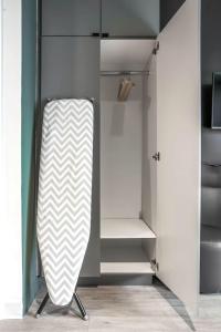 un dressing avec une armoire blanche et grise dans l'établissement Chic Ybor Escape Free Pool Mins to DT, à Tampa