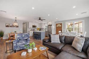 Istumisnurk majutusasutuses Lake Winnipesaukee Getaway - Boat Slip & Comfort